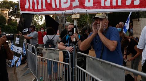 İ­s­r­a­i­l­­d­e­ ­s­ı­c­a­k­ ­h­a­v­a­ ­n­e­d­e­n­i­y­l­e­ ­m­a­s­k­e­ ­t­a­k­m­a­ ­z­o­r­u­n­l­u­l­u­ğ­u­ ­a­s­k­ı­y­a­ ­a­l­ı­n­d­ı­
